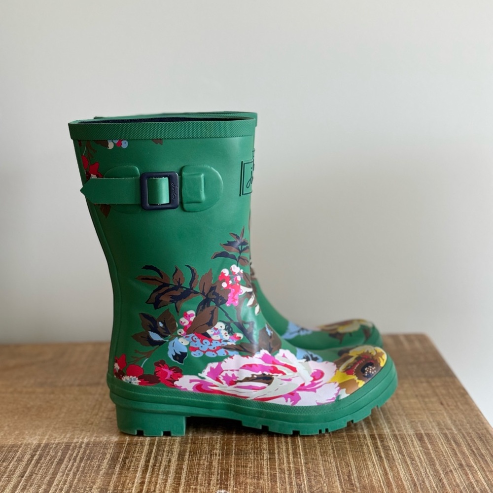 Joules Wellies in Green Floral Print - Picture 2 of 9